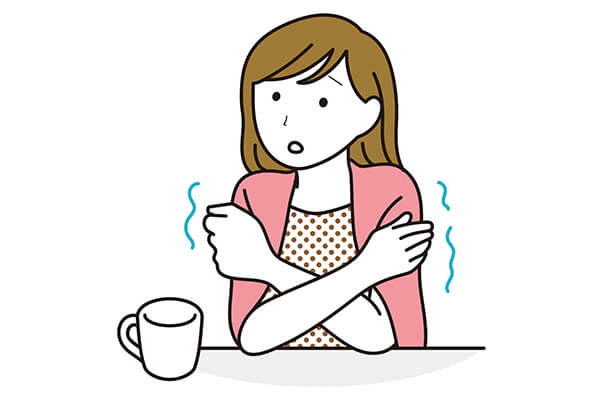 寒気で震える女性