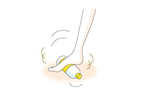 ペットボトルで足裏をほぐす